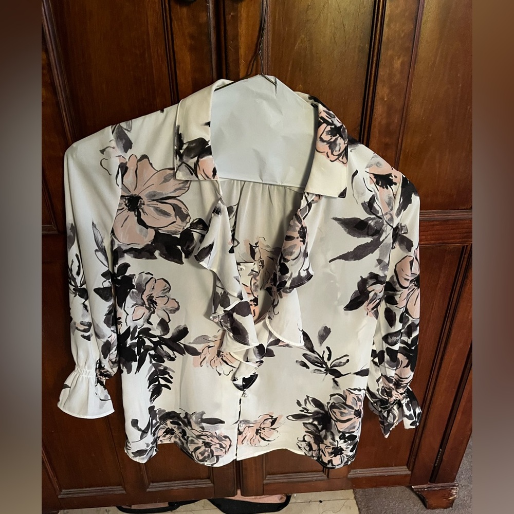 Silk blouse( size M) Karl Lagerfeld. Pearl buttons ,pink flower ‘s .. so elegant